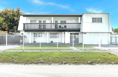 Miami Gardens House | 6 Bedrooms 4 bath 2 story home Miami Gardens sleep 20
