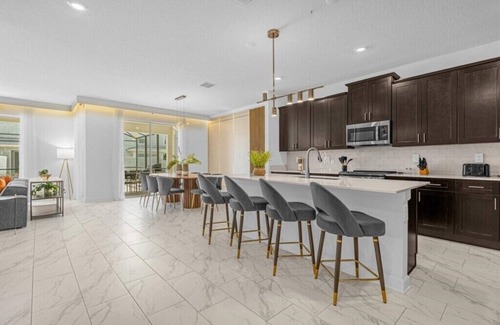 Campbell House | 6 Bedrooms/5 Bathrooms/Storey Lake (4370 RS)