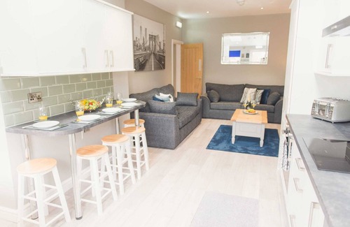Tamworth House | 6 Bedrooms ALL with En-suites - Fantastic House