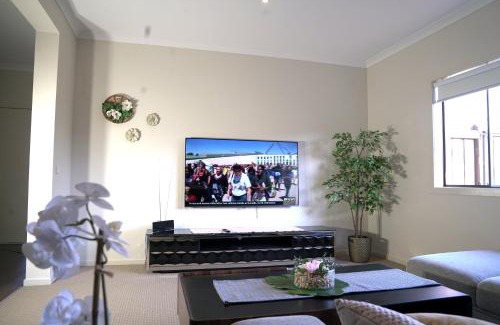 Pakenham House | 6 Bedrooms Contemporary Big House at Pakenhem