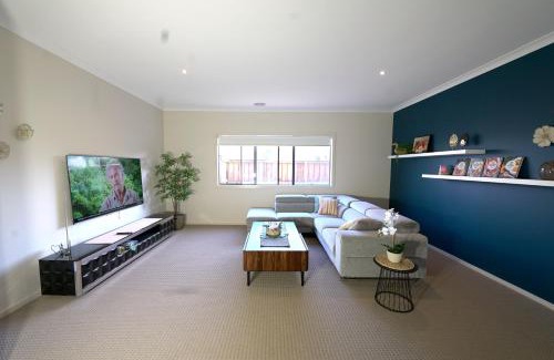 Pakenham House | 6 Bedrooms Contemporary Big House at Pakenhem
