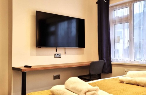 Swindon House | 6 Bedrooms (Double/Twin), 4 Bathrooms + Parking