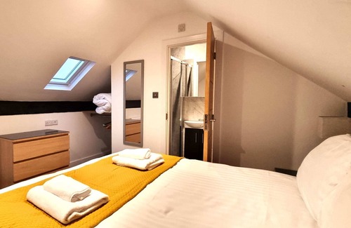 Swindon House | 6 Bedrooms (Double/Twin), 4 Bathrooms + Parking