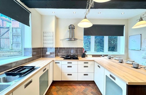 Sutton-in-Ashfield House | 6 Bedrooms | Pool Table | Free Parking | 12 beds