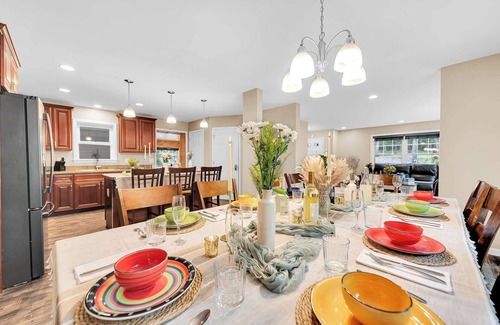 Rowland House | 6 Bedrooms + Hot Tub + Game Room + Movie Theater