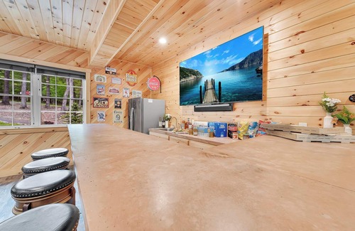 Rowland House | 6 Bedrooms + Hot Tub + Game Room + Movie Theater