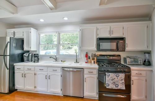 Semora House | 6 Bedrooms, Lakefront, Hot-Tub & Private Dock