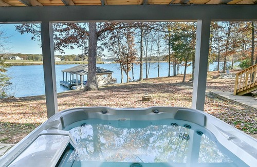 Semora House | 6 Bedrooms, Lakefront, Hot-Tub & Private Dock