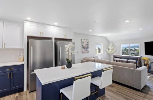 Des Moines Apartment | 6-Bedrooms Ocean View-Perfect for Groups & Family.