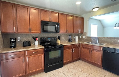 Wetmore House | 6 beds 3 bath 1 bed downstairs Pool table near JW