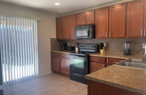 Wetmore House | 6 beds 3 bath 1 bed downstairs Pool table near JW