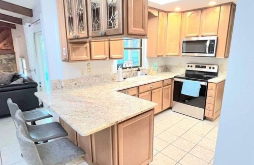 Greater Northdale House | 6 Beds/Pool/Grill/Billiards/Tampa