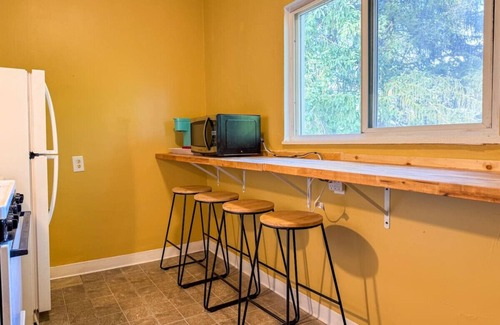 Mount Oliver Apartment | 6 Beds + Sofa Bed (Sleeps 8) Spacious Crew Housing