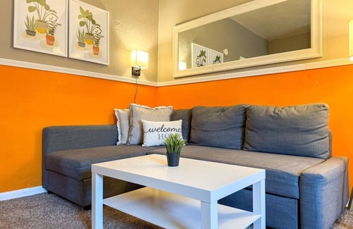 Mount Oliver Apartment | 6 Beds + Sofa Bed (Sleeps 8) Spacious Crew Housing