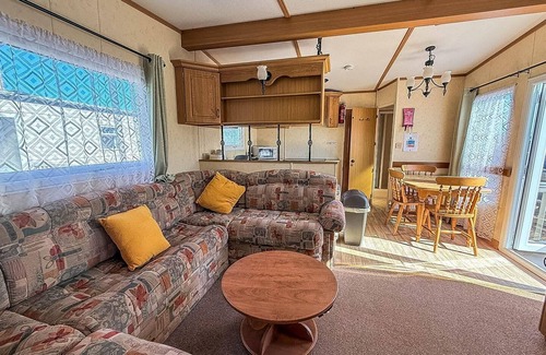 Hunstanton House | 6 berth caravan by the beach in Hunstanton in Norfolk, pets welcome ref 13009L