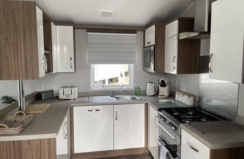 Hopton House | 6 Berth Comfy Homely Caravan, Dog Friendly
