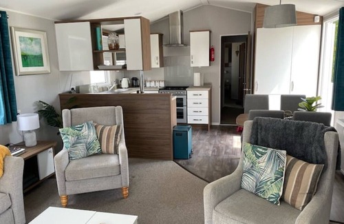 Hopton House | 6 Berth Comfy Homely Caravan, Dog Friendly