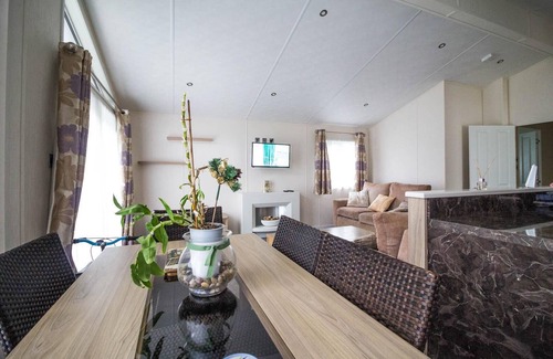 Hopton House | 6 berth lodge with WiFi at Broadland Sands in Suffolk ref 20007CV