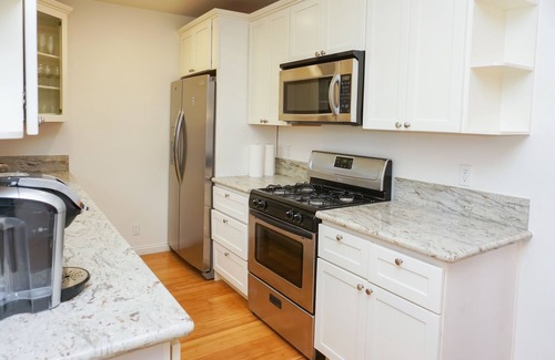 Ocean Park Condo | 6 Blocks from Beach - Private Locked Room in Great Building & Ideal Location!