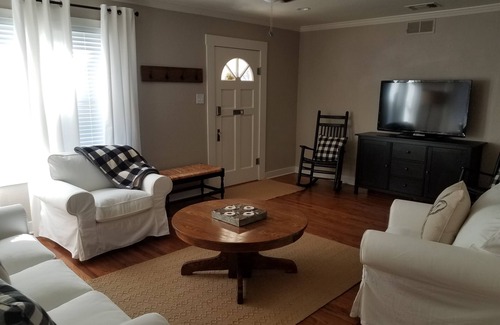 Fredericksburg House | 6 Blocks from Downtown Main Street- Great for Families & Girls Weekend