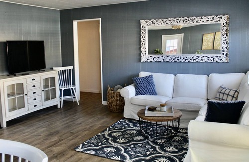 Townsite Cottage | 6 Blocks to the Beach, 10 min walk downtown, beaches, and more!