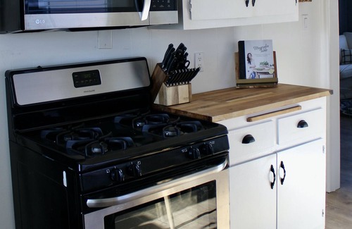 Townsite Cottage | 6 Blocks to the Beach, 10 min walk downtown, beaches, and more!