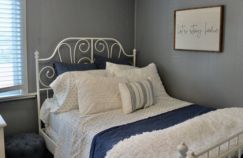 Townsite Cottage | 6 Blocks to the Beach, 10 min walk downtown, beaches, and more!