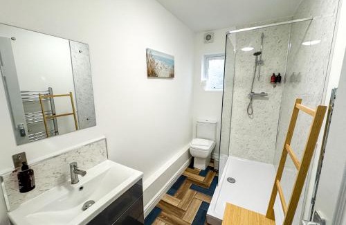 Powick Villa | 6 BR 3 Bath Spacious Tudor House & Free Parking