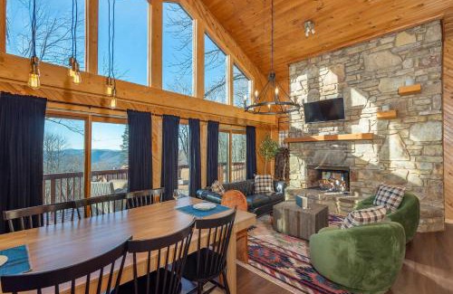Wolf Laurel House | 6 Br Cabin Hot Tub Fire Pit Min to Hatley Pointe