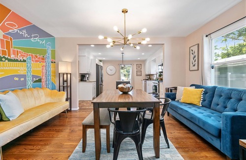 South Bend House | 6 BR Family and Friends Retreat- Pool, Theatre, Walk to Notre Dame & Restaurants