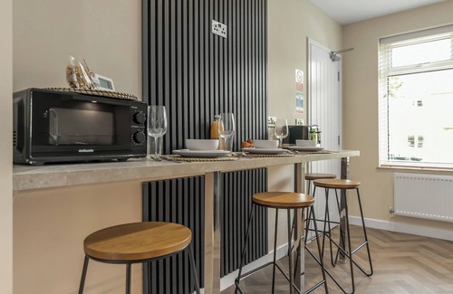 Norwich House | 6 BR Home | Sleeps 12 | 4 Bathrooms | with Garden