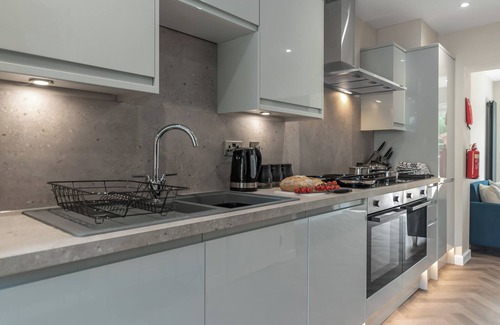 Norwich House | 6 BR Home | Sleeps 12 | 4 Bathrooms | with Garden