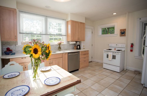 Top of the Hill House | 6 BR Monthly Rental in Newport, Great Location!Walk to Cliff Walk, Beach, Thames