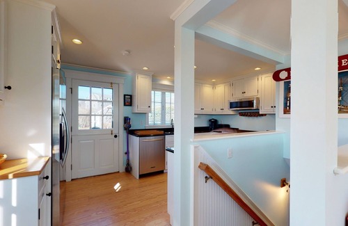 Nantucket Town House | 6 BR Quaint Guest House. Beautiful gardens. Walk to town. Pet friendly
