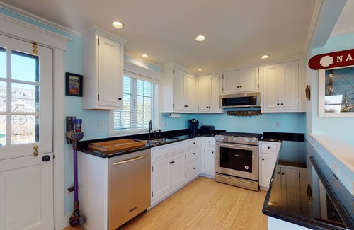 Nantucket Town House | 6 BR Quaint Guest House. Beautiful gardens. Walk to town. Pet friendly