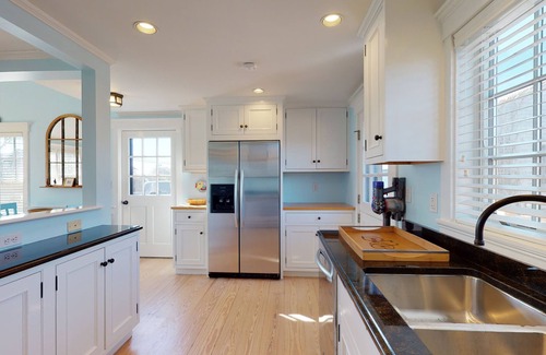 Nantucket Town House | 6 BR Quaint Guest House. Beautiful gardens. Walk to town. Pet friendly