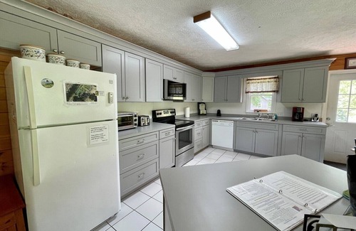 Crumpler Cabin | 6 BR RIVER FRONT, Dog Friendly, PingPong Table, WIFI, King Bed, Fire pit