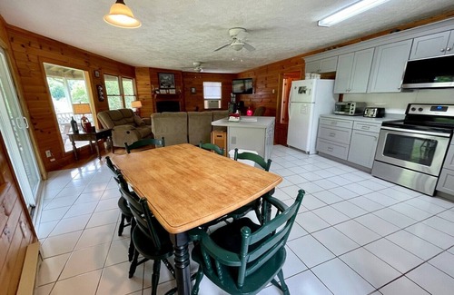 Crumpler Cabin | 6 BR RIVER FRONT, Dog Friendly, PingPong Table, WIFI, King Bed, Fire pit