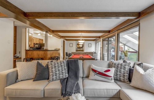 East Kootenay House | 6-Br Ski Chalet | Ski In/Ski Out – 20 Steps to LIFT | POOL + PRIVATE Hot Tub