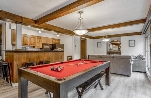 East Kootenay House | 6-Br Ski Chalet | Ski In/Ski Out – 20 Steps to LIFT | POOL + PRIVATE Hot Tub