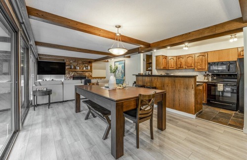 East Kootenay House | 6-Br Ski Chalet | Ski In/Ski Out – 20 Steps to LIFT | POOL + PRIVATE Hot Tub
