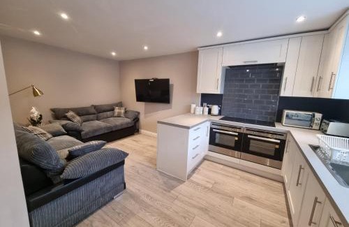 Huddersfield Apartment | 6 Dbl Bed, Central Huddersfield house inc parking