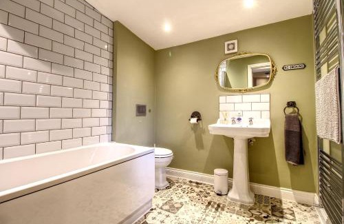 Huddersfield Apartment | 6 Dbl Bed, Central Huddersfield house inc parking