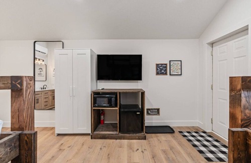 St. Charles Cabin | #6 Dinosaur Cabin! Newly Remodeled! AC! Sleeps 5!