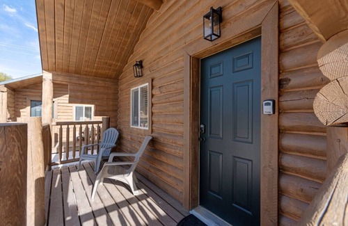 St. Charles Cabin | #6 Dinosaur Cabin! Newly Remodeled! AC! Sleeps 5!