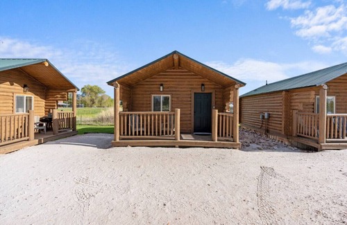 St. Charles Cabin | #6 Dinosaur Cabin! Newly Remodeled! AC! Sleeps 5!
