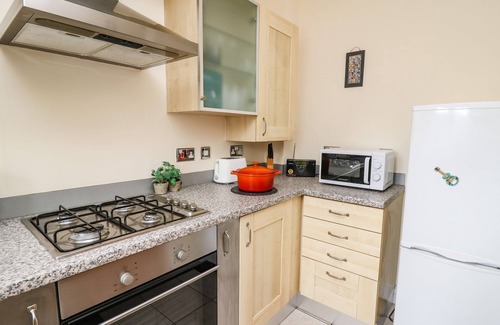 Pentre Gwenlais Cottage | 6 ERWR BRENHINOEDD, with a garden in Llandybie