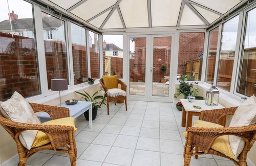 Pentre Gwenlais Cottage | 6 ERWR BRENHINOEDD, with a garden in Llandybie