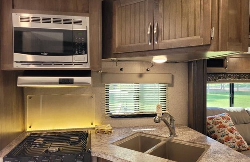 Loris House | 6 golf courses within 20 minutes, 30 foot camper with deck, firepit & BBQ