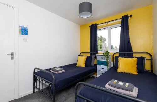 Stanley House | 6 Guests - Free Parking - 10min Leeds City Centre